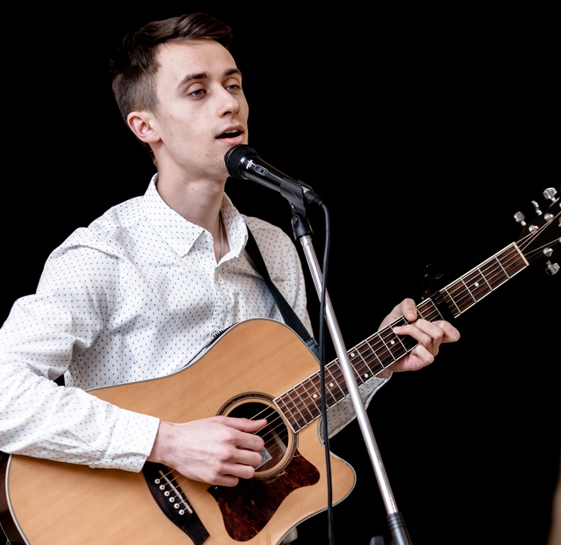 Виконання пісні студентом групи КТ-14